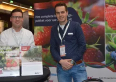 Roel Bloemert and Frank Duijzer with ICL Specialty Fertilizers. Low sodium fertilizers can be used in a sensitive crop such as strawberries, like for example the fully water-soluble MKP fertilizer Nova Peak, introduced by ICL at the end of last year, with a low sodium content.